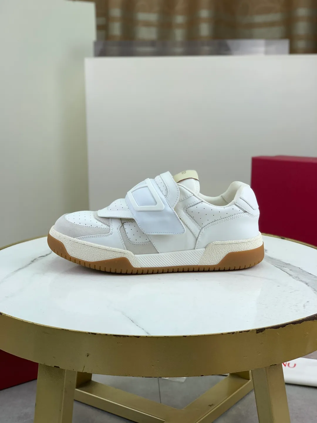 Men's men's shoes 💰P680 New Valentino 𝑶𝒏𝒆𝑺𝒕𝒖𝒅 Couple's sports shoes series Valentino 2025 new couple's sports shoes are on sale. The original ZP purchase and dismantling. Repeated pattern making and modification. 1:1 restoration! Top luxury masterpiece Velcro design Soft and comfortable imported calfskin brings excellent elegant texture and excellent on-foot comfort Top purchasing version upper: imported calfskin surface/original oil edge craftsmanship Lining: water-dyed sheepskin lining Outsole: original development 𝐓𝐏𝐔 two-color combination outsole Packaging: original configuration complete package Code number: 35-46